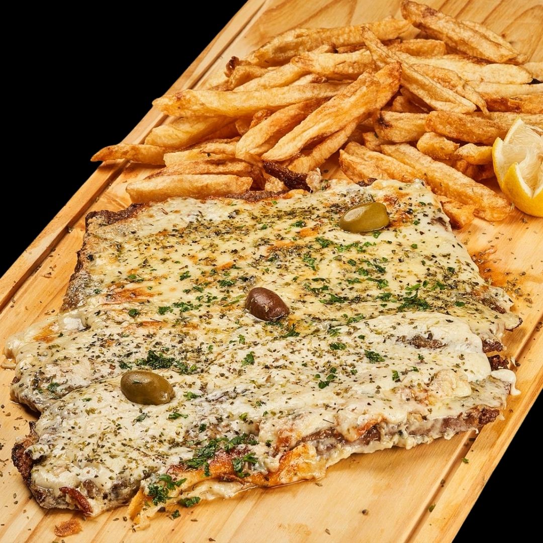 Supremas de pollo apanadas con papas fritas y limón